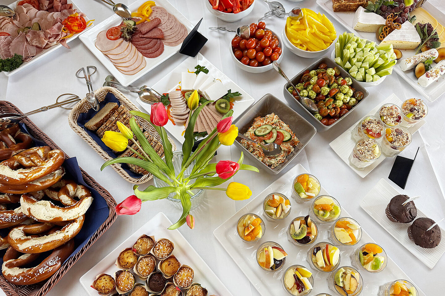 Frühstücksbuffet mit Obst, Gemüse, Wurst und Käse