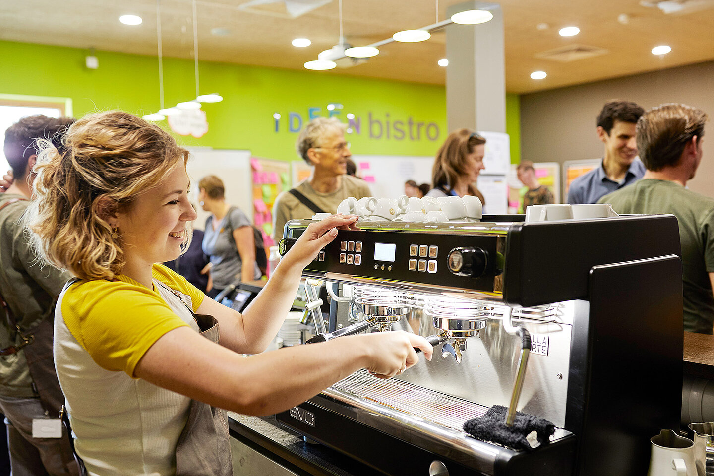 An einer Siebträgermaschine werden frische Kaffeespezialitäten zubereitet