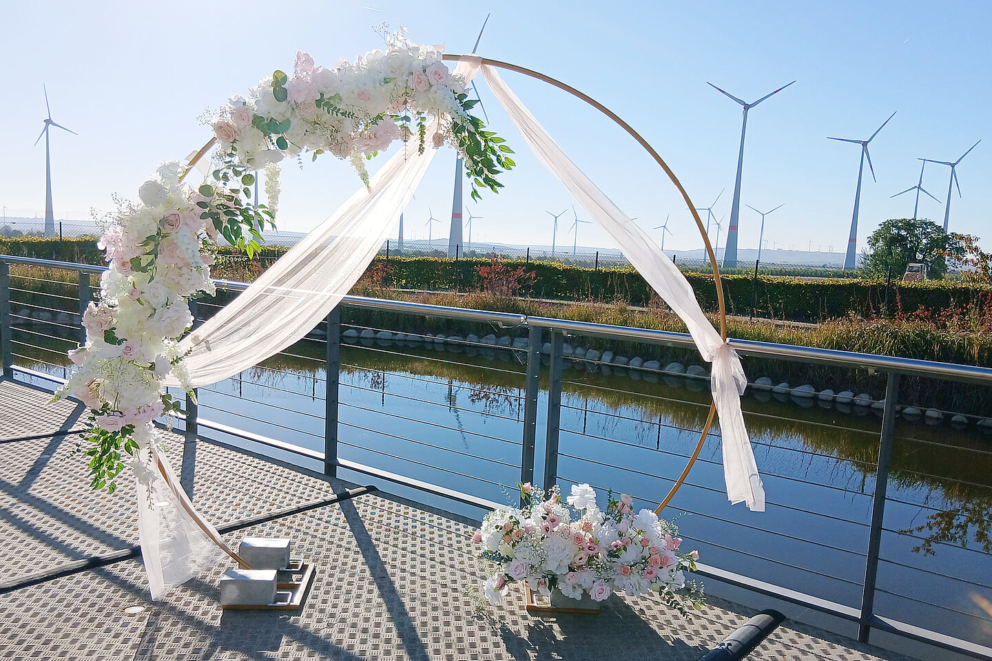 Auf der Terrasse ist der für eine Hochzeit geschmückte Bogen aufgestellt. 