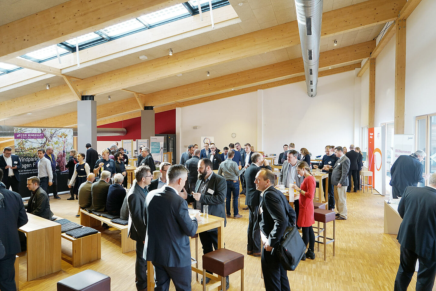 Auf der Empore treffen sich Aussteller und Besucher zum netzwerken.