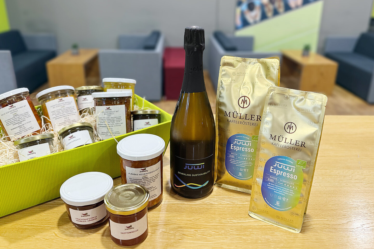 Für einen Präsentkorb eignen sich Marmeladen, Aufstriche und Kaffeebohnen.
