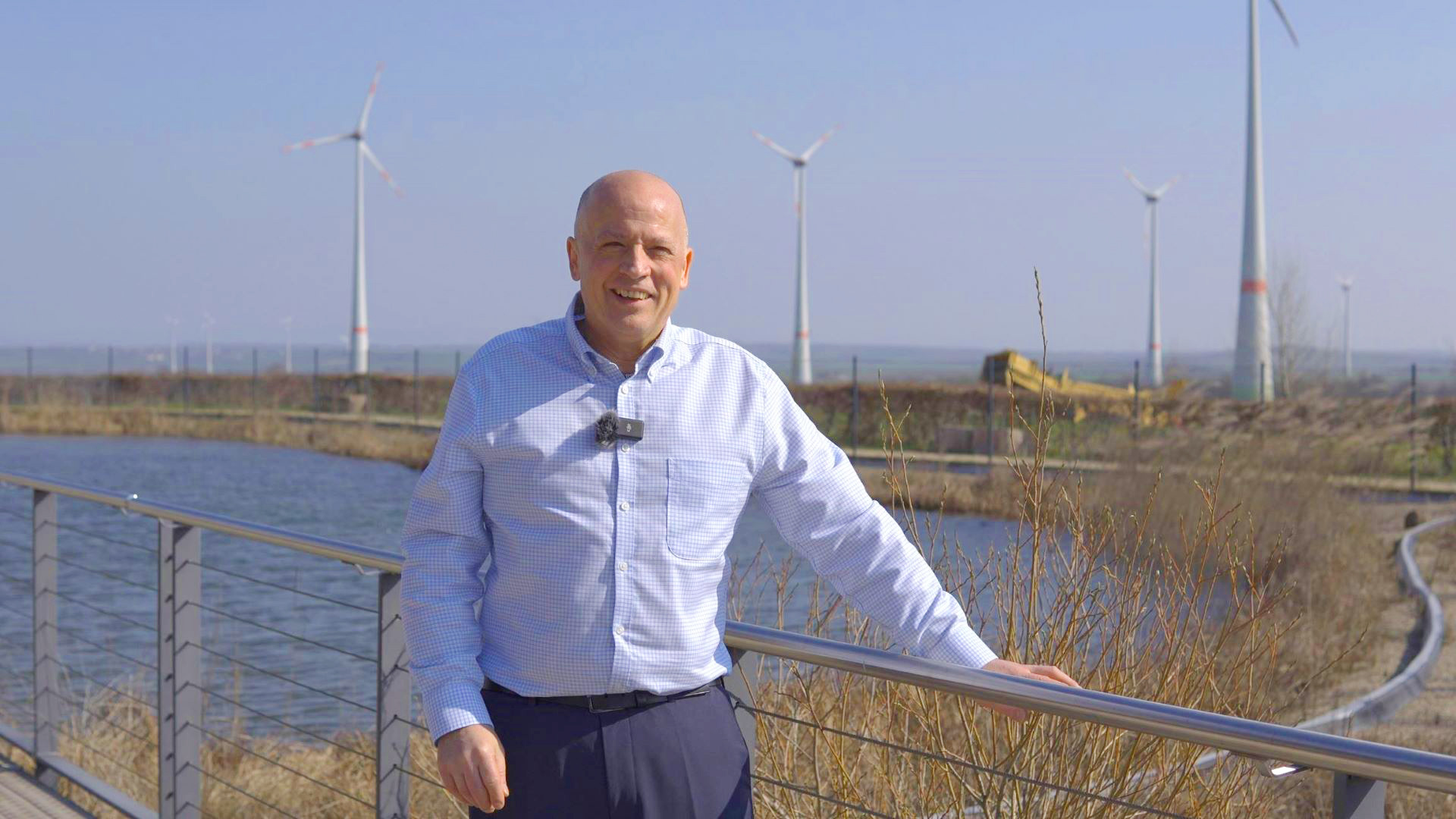Gastronomieleiter Raoul Flauaus stellt juwitality vor. Im Hintergrund steht der Windpark Wörrstadt.