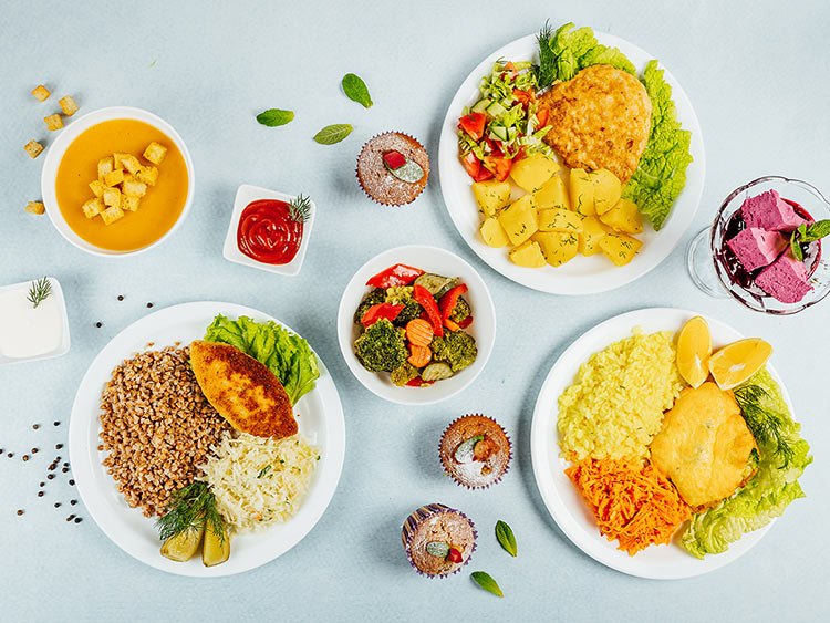 Wir servieren frische Gerichte wie Suppen, Salate, Schnitzel und Gemüse
